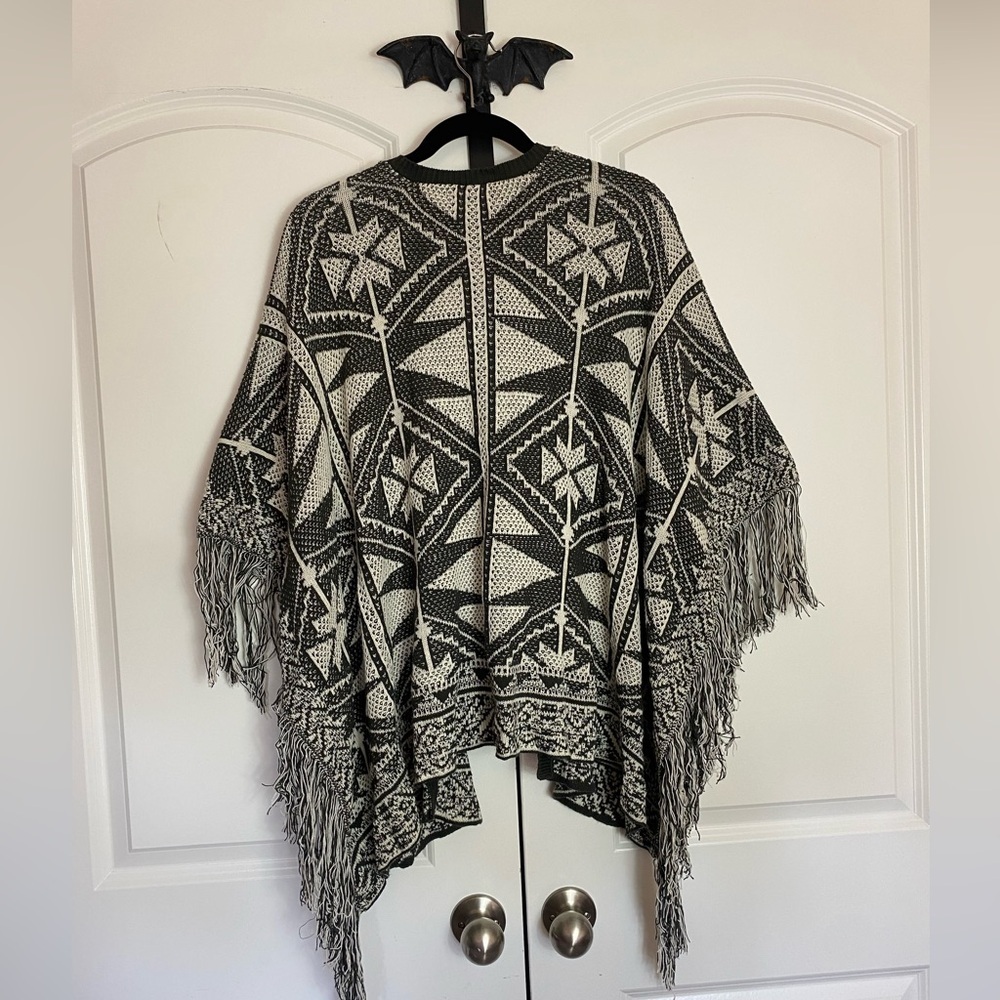 Sun & Shadow Bohemian Geometric Black and Cream Poncho Fringe Detail size M - Picture 2 of 11